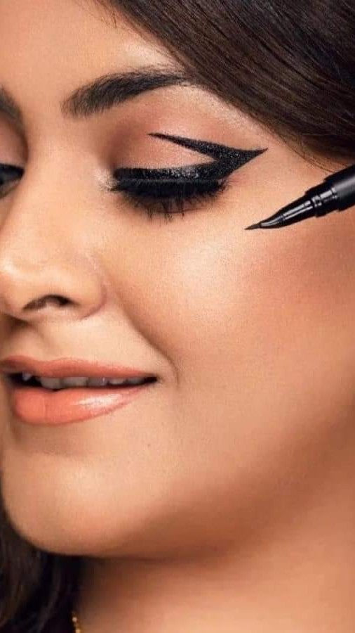 The Feline Flick Arc-Eyeliner